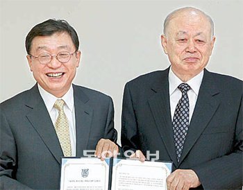 28일 오전 서울대 행정관 소회의실에서
오연천 서울대 총장(왼쪽)과 이현재 전 총
장이 장학기금 전달 협약식을 갖고 있다.
사진 제공 서울대