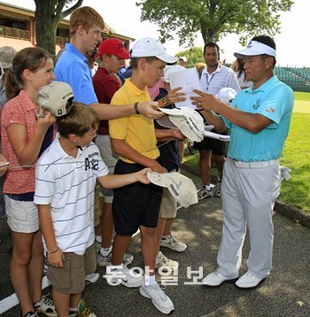 미국프로골프(PGA)투어의 한국인 개척자라고 할 수 있는 최경주는 어디를 가든 사인 공세를 받는다. PGA투어에서 뛰는 외국인 선수가 점점 늘어나면서 지난해 34개 대회 중 17개 대회의 챔피언은 미국 이외의 국가 출신이었다. 동아일보 자료 사진