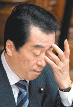 28일 일본 도쿄에서 열린 참의원 회의에 참석한 간 나오토 총리가 피곤한 듯한 모습을 보이고 있다. 도쿄=로이터 연합뉴스