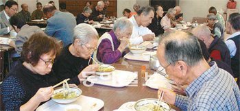 공짜 국수에 몰린 노인들 복지시설에 위문품으로 들어온 가락국수로 노인들이 식사하는 모습. 일본에서는 재정 상태가 나빠지면서 기초노령연금이 줄어들까 걱정하는 목소리가 나오고 있다. 사진 제공 아사히신문