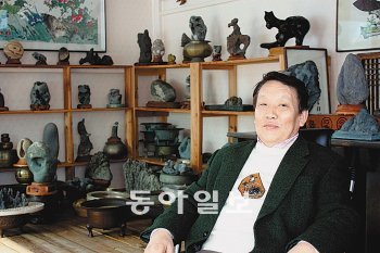 수석 수집가 배동천 씨와 강원 춘천시 온의동 자택에 보관 중인 다양한 형태의 수석. 배 씨는 자신의 집에 3만5000여 점의 수석이 있다고 밝혔다.춘천=이인모 기자 imlee@donga.com