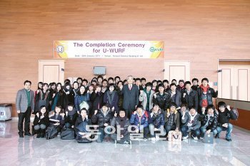 UNIST가 우수 대학원생을 유치하기 위해 겨울방학 동안 진행한 ‘겨울 연구장학생(U-WURF)’ 프로그램 수료식이 28일 열렸다. 가운데는 조무제 총장. 사진 제공 UNIST