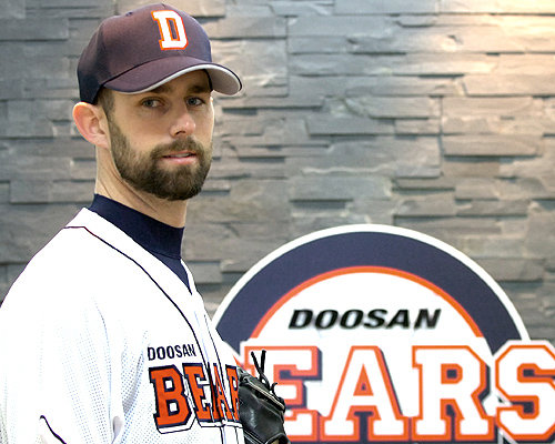 마침내 두산의 유니폼을 입은 니퍼트. [사진제공=두산베어스]