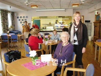 유료 서비스 제도로 전환하고 있는 노르웨이의 양로원. 28일 노르웨이 수도 오슬로 시내의 양로원 식당에서 한 노인(오른쪽에서 두 번째)이 민간으로부터 성금을 모으기 위한 지로용지를 펴 보이고 있다. 이 양로원은 2009년부터 노인들에게 돈을 받고 점심 식사를 제공하고 있다. 오슬로=정위용 기자 viyonz@donga.com