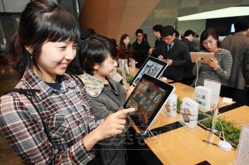 모바일 컴퓨터의 ‘핫 아이템’으로 떠오룬 태블릿PC는 올해 컴퓨터업계의 야심찬 신제품이 쏟아질 전망이다. 사진은 태블렛PC의 붐을 주도한 애플의 베스트 셀러 아이패드.