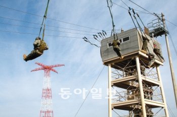 미국 공수부대 훈련장인 조지아 주 포트베닝 기지에서 27일 공수부대원들이 낙하훈련을 하고 있다. 총 3주간의 낙하훈련은 첫째 주는 지상교육, 둘째 주는 타워 낙하훈련, 세 번째 주는 군용기 실제 낙하 5회 과정으로 이뤄진다.