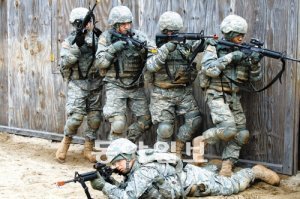 미 육군 보병학교 훈련생들이 26일 포트베닝 기지에서 시가지 전투를 가상한 건물 진입훈련을 하고 있다. 해마다 11만6000여 명의 신병이 이곳에서 14주 코스의 보병교육을 받는다.