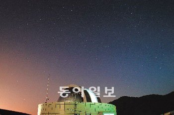 우리 국토의 정중앙인 강원 양구군 남면 도촌리 배꼽마을 동산 꼭대기에 자리잡은 국토정중앙천문대. 둥근 돔이 주 관측실로, 구경800mm 반사식 망원경이 설치돼 있다. 사진 제공 국토정중앙천문대