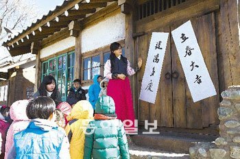 새해의 첫 절기인 입춘에는 ‘입춘대길(立春大吉)’ ‘건양다경(建陽多慶)’ 등의 입춘첩을 대문에 붙여 가정의 평안과 행복을 기원한다. 동아일보 자료 사진