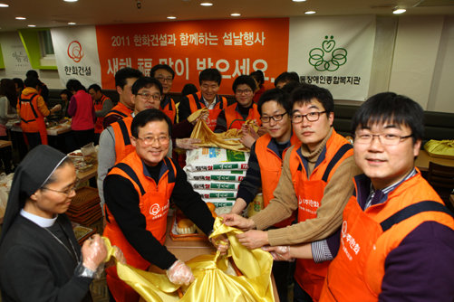 <”설 차례음식 나누세요”   1월 31일 한화건설 이근포 사장(좌측 두번째)과 임직원들은  성동장애인복지관을 찾아 설차례 음식을 만들고 포장하여 독거어르신 가정에 전했다>