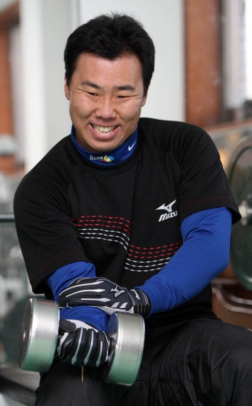 우여곡절 끝에 KIA로 둥지를 틀었지만 보상선수 문제로 논란의 중심이 되고 있는 이범호.스포츠동아DB