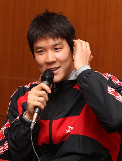 박태환이 7월 열리는 상하이세계선수권대회 자유형 1500m 출전을 포기했다. 박태환이 31일 기자간담회에서 1500m 포기 입장을 밝히고 있다.