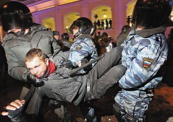 지난달 31일 러시아 경찰이 상트페테르부르크에서 열린 반정부 시위에 참가한 시민을 연행하고 있다. 상트페테르부르크=AP 연합뉴스
