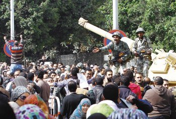 시위대에 손 내미는 군인 1일 이집트 카이로 도심 타흐리르광장에 집결한 시위대를 향해 탱크 위의 한 군인이 손을 내밀고 있다. 이날 오후 2시 현재 광장에는 20만 명이 넘는 시위대가 운집했지만 광장에 주둔하고 있는 군과의 충돌은 아직 없다. 카이로=AFP 연합뉴스