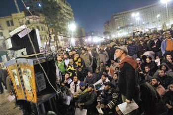 광장 TV에 솔린 눈 지난달 31일 저녁 이집트 카이로 타흐리르 광장에서 반정부 시위대가 시위를 마친 뒤 TV로 시위 관련 소식을 보고 있다. 이날 “국민을 향해 무력을 사용하지 않겠다”는 군의 성명이 나오자 시위대는 환호했다. 카이로=EPA 연합뉴스
