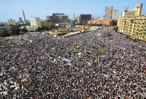 이집트 시위사태 8일째인 1일 수십만 명의 시위대가 카이로 도심 타흐리르 광장에서 호스니 무바라크 대통령의 퇴진을 촉구하고 있다. 이들은 정부의 통금조치에도 아랑곳없이 며칠째 광장에 머물며 밤낮으로 시위를 이어왔다. 시위대가 ‘100만 명 행진과 총파업의 날’로 규정한 이날 지난달 25일 시위가 시작된 이래 최대 규모의 군중이 집결했다. 카이로=AP 연합뉴스