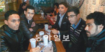 한국에 살고 있는 이집트인들이 4일 오후 서울 용산구 한남동 한국이슬람교중앙회 인근 카페에서 고국의 대규모 반정부 시위 사태에 대해 이야기하고 있다. 장관석 기자 jks@donga.com