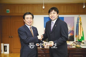 프로야구 스타 양준혁 씨(오른쪽)가 김범일 대구시장으로부터 대구시 홍보대사 위촉을 받고 있다. 사진 제공 대구시