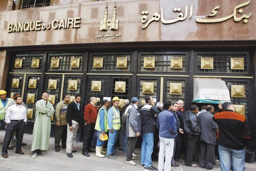 은행 업무 재개… 일상 찾아가는 카이로 6일 이집트 카이로은행이 시위 기간에 중단했던 입출금 업무를 재개하자 시민들이 돈을 찾기 위해 은행 앞에 길게 늘어서 있다. 시위가 5, 6일 연이틀 주춤하며 카이로 시내는 조금씩 일상을 회복하고 있지만 도심 타흐리르 광장에는 여전히 1만여 명의 시위대가 남아 민주주의 정권 수립의 그날까지 시위를 하겠다며 전의를 불태우고 있다. 카이로=로이터 연합뉴스