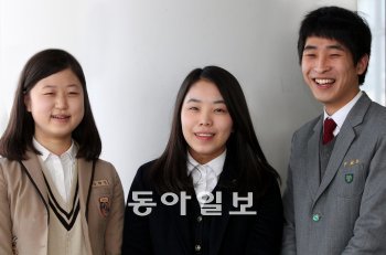 정혜빈 임채덕 양과 윤종환 군(왼쪽부터)은 형편이 넉넉하지는 않지만 자신보다 어려운 소외계층을 위해 봉사하는 따뜻한 마음을
키우고 있다. ‘삼성-동아일보 열린장학금’은 이런 학생들이 꿈을 이루도록 돕는다. 김경제 기자 kjk5873@donga.com