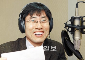 “북한 내부의 변화를 이끌어 내려면 다양한 정보를 보내는 것이 가장 효과적”이라고 말하는 하태경 열린북한방송 대표. 2005년
대한민국에서 개국한 첫 민간 대북방송을 이끌고 있는 그는 “당장 이집트 같은 변화는 기대할 수 없을지라도 대북방송을 통해
꾸준하게 바깥 세계의 정보를 보내면 북한에도 반드시 변화의 바람이 불 것”이라고 말했다. 서영수 전문기자
kuki@donga.com