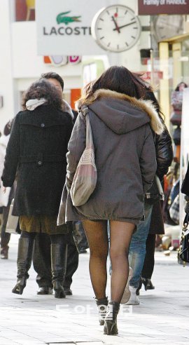 춥고 건조한 날씨도 아랑곳하지 않는 ‘하의 실종 패션’이 인기. 하지만 날씬한 각선미를 뽐내는 미니스커트와 핫팬츠 패션은 몸의 관절과 다리 피부에 독이 될 수도 있다. 동아일보 자료 사진