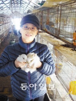 토끼와 함께 12년을 보낸 박명숙 씨는 “토끼처럼 모든 사람이 평화롭게 살았으면 좋겠다”고 새해 덕담을 전했다. 김범석 기자 bsism@donga.com