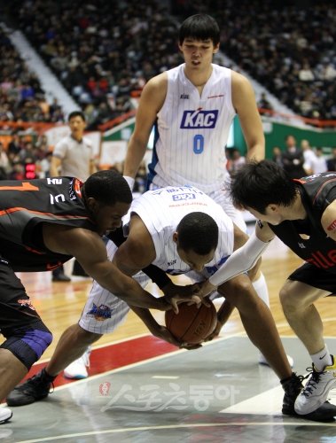 공은 누구 손에…KCC 다니엘스(가운데)가 6일 KT전에서 상대팀 로드, 조성민 사이에서 볼을 뺏기지 않기 위해 안간힘을 쓰고 있다. 뒤에서 이를 지켜보는 KCC 하승진은 어떤 마음일까.