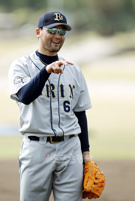 아시아인 메이저리그 최다승(124승) 투수 박찬호. 오릭스는 박찬호의 경력을 고려해 각종 훈련스케줄에서 열외를 인정하려 했지만 스스로 자세를 낮추고 빠른 적응을 위해 노력하고 있다. 6일 박찬호가 미야코지마 시민구장에서 훈련 도중 환하게 웃고 있다.