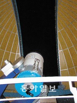 경기 양주시 장흥면 ‘송암천문대’의 주 망원경. 작은 망원경으로 쉽게 발견하지 못하는 별들의 모임과 은하를 볼 수 있다.