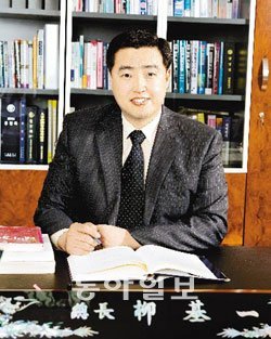 극동대학교는 최근 몇 년 사이 눈에 띄는 발전을 이뤘다는 평가를 받는다. 발전의 핵심에는 40대 젊은 총장 류기일 총장이 있다. 류 총장은 “학교가 움직임이 많고 변화가 있어 살아있는 것 같다”면서 “새 학기가 시작될 때 학생들에게 변화한 학교의 모습을 보여주는 것이 기쁘다”고 말했다.