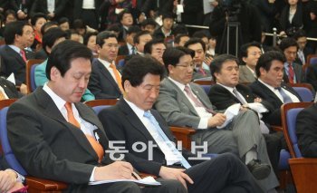 심각한 지도부 개헌 추진 여부를 논의하기 위해 8일 국회에서 열린 한나라당 의원총회에서 안상수 당 대표(앞줄 왼쪽에서 두 번째)를 비롯한 지도부가 의원들의 발언을 듣고 있다. 이종승 기자 urisesang@donga.com