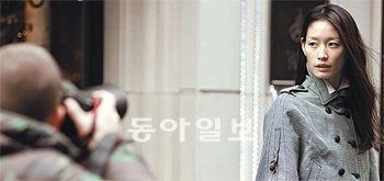 스콧 슈만 씨(왼쪽)가 8일 서울 강남 거리에서 ‘빈폴’ 트렌치코트를 입은 한국인 여성을
촬영하고 있다. 사진 제공 제일모직