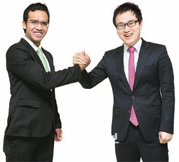 동화홀딩스의 글로벌 인턴십 프로그램을 거쳐 정식사원이 된 김종국 씨(오른쪽)와 말레이시아인 라시디씨가 손을 맞잡았다. 사진 제공 동화홀딩스