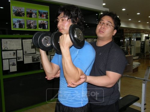 한국 프로골프 투어 상금왕 김대현(왼쪽)이 오릭스 이승엽의 웨이트 트레이닝 코치의 지도를 받으며 몸만들기에 집중하고 있다.