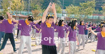 60대 이두섭 학생이 운동장에서 10대 급우들과 함께 체육수업을 하고 있다. 사진 제공 매천고