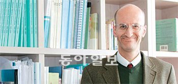 ‘허생전’ 등 연암 박지원의 소설을 영문으로 펴낸 우송대 이만열 교수. 그는 “연암의 소
설은 매력적이고 연암은 존경할 만한 지식인이었다”고 평가했다. 사진 제공 우송대