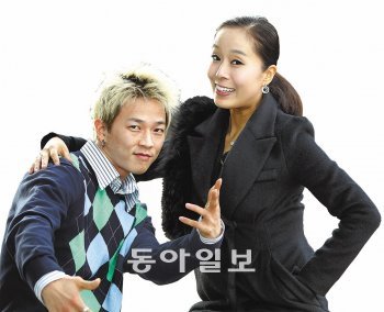 “저 사람은 진짜다.” “겉모습 깊숙한 곳에 예술혼을 지닌 예인이다.” 두 사람은 상대의 진가를 금방 알아보았다. 무대에서 만나
사랑에 빠진 비보이 팝핀현준 씨(왼쪽)와 소리꾼 박애리 씨가 무대에서 결혼식을 올린다. 김경제 기자
kjk5873@donga.com