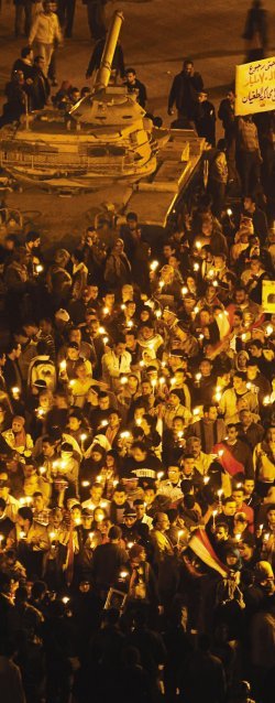 카이로 도심 촛불 행진 9일(현지 시간) 이집트 반정부 시위대가 카이로 시내 중심 타흐리르 광장에서 시위 도중 사망한 이들을 추모하며 촛불행진을 하고 있다. 카이로=로이터 연합뉴스