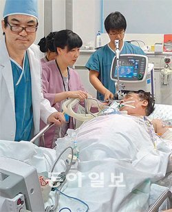 아주대병원 의료진이 11일 오전 2차 수술을 하기 위해 석해균 삼호주얼리호 선장을 중환자실에서 수술실로 옮기고 있다. 사진 제공 아주대병원