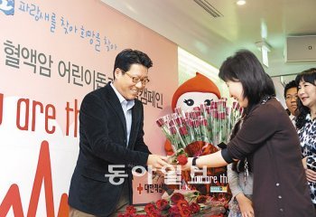 정지선 현대백화점그룹 회장(왼쪽)이 10일 서울 강남구 압구정동 현대백화점 본점에서 진행된 헌혈 캠페인에서 헌혈에 참여한 고객에게 장미꽃을 전하고 있다. 사진 제공 현대백화점