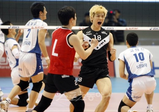 현대캐피탈 신동광(왼쪽 빨간색 조끼)은 팀의 1,2리베로로 등록된 오정록, 김대경이 모두 부상당해 대타 요원으로 갑작스레 출전했다. 미처 리베로 유니폼을 준비하지 못해 조끼를 입고 나서는 해프닝이 연출됐다.