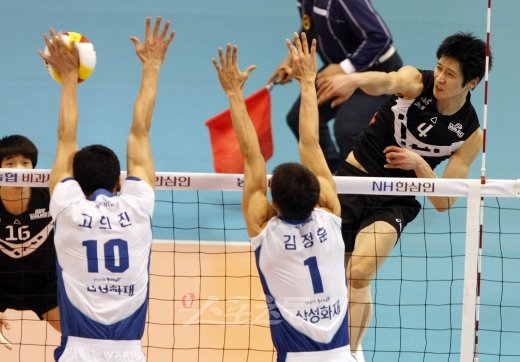 현대캐피탈 문성민(맨 오른쪽)이 13일 대전 충무체육관에서 열린 V리그 남자부 삼성화재와의 경기에서 상대 블로커를 앞에 두고 스파이크를 날리고 있다.