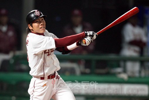 하루 1000번의 스윙, 그리고 쉴 틈 없는 수비 훈련. 넥센 강정호의 손바닥(작은 사진)에는 다른 선수들보다 훨씬 더 큰 물집이 잡혔다. 한국 프로야구를 대표하는 대형 유격수로 자라나기 위한 성장통이다. 스포츠동아DB·세인트피터스버그(미 플로리다주)｜전영희 기자 setupman@donga.com