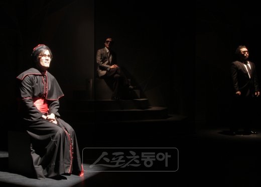 김수환 추기경 선종 2주기에 맞춰 기획된 연극 ‘바보 추기경’은 5월까지 상연된다.