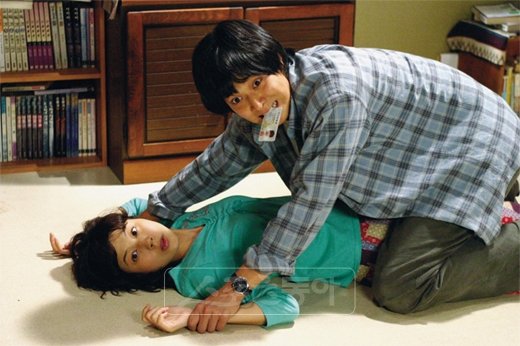 2010년 결혼설이 돌았던 강동원(오른쪽) 김하늘이 출연한 영화 ‘그녀를 믿지마세요’의 한 장면.