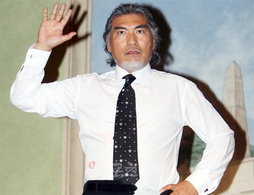 2008년 기자회견 도중 바지를 내려 자신의 신체손상설의 허위를 증명하려 했던 나훈아. 스포츠동아DB