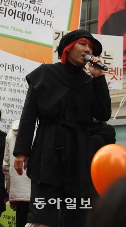 13일 서울 중구 명동에서 열린 한국대학생리더십센터 자원봉사원정대의 ‘볼런티어데이’ 행사에 기부로 유명한 가수 김장훈 씨가 참여해 노래를 부르고 있다.사진 제공 뉴시스