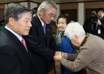 스기우라 세이켄 전 일본 법무장관(왼쪽에서 두 번째)과 김성호 전 법무장관(왼쪽)이 13일 오후 경기 광주시에 있는 일본군 위안부 피해시설인 ‘나눔의 집’을 찾아 피해 할머니들을 위로하고 있다. 광주=연합뉴스