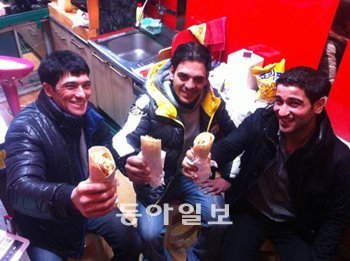 13일 오후 서울 용산구 이태원동의 이집트 식당 ‘이집트 케밥’에 모인 하산 아와드 씨(가운데) 등 이집트인들이 호스니 무바라크 대통령의 하야를 자축하며 케밥으로 건배를 하고 있다. 이슬람에서는 음주가 금지돼 있다. 김지현 기자 jhk85@donga.com